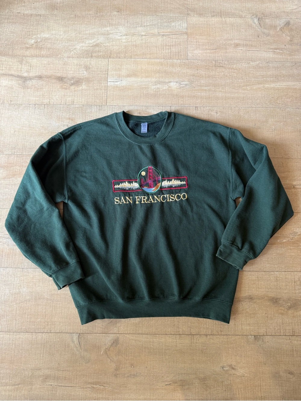 Gildan San Francisco hunter Green multi colored embroidery Crewneck Sweatshirt L